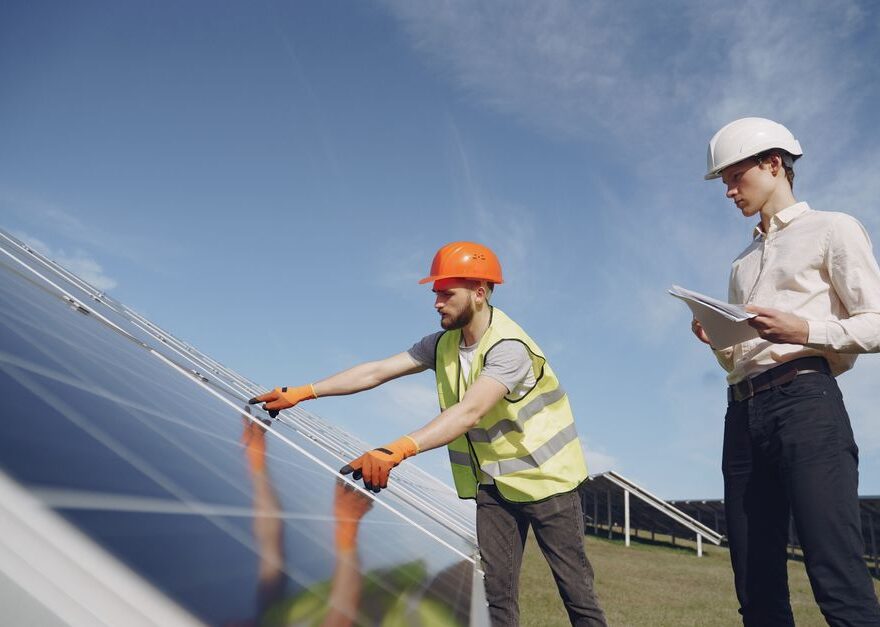 Een professional die werkt aan duurzame energieoplossingen voor verschillende sectoren met innovatieve technieken en systemen.